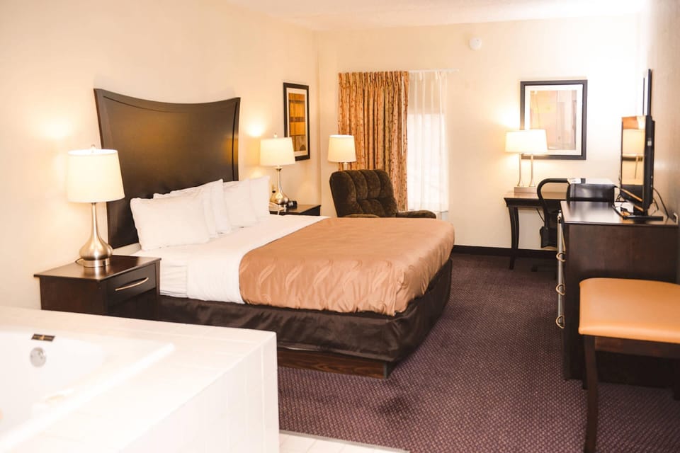 Suite, 1 King Bed, Non Smoking, Fireplace | 1 bedroom, in-room safe, desk, blackout drapes