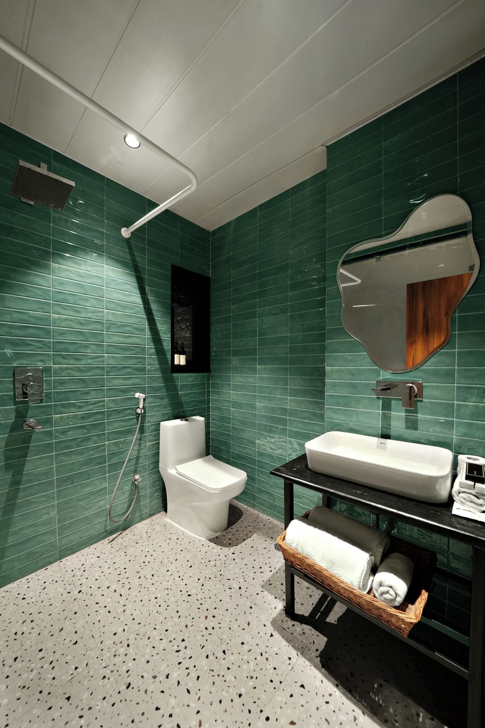 Superior Twin Room | Bathroom | Shower, slippers, towels, toilet paper