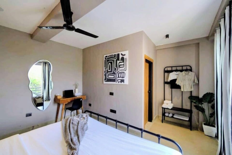 Superior Queen Room | Desk, iron/ironing board (on request), WiFi (free)