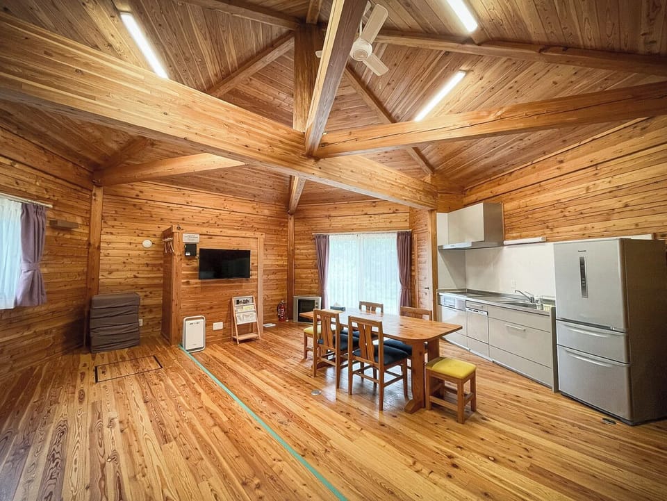 Classic Cottage, Mountain View | Living area | TV