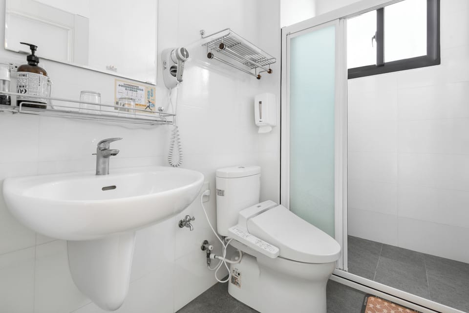 Double Room with Garden View | Bathroom | Shower, hair dryer, slippers, towels