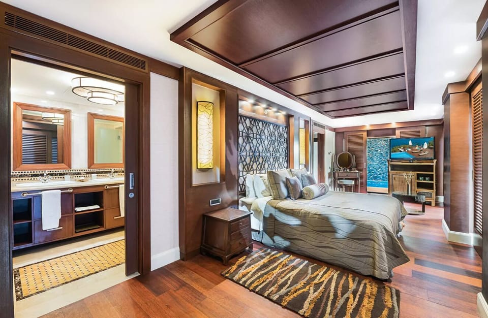 Free minibar, free WiFi, bed sheets