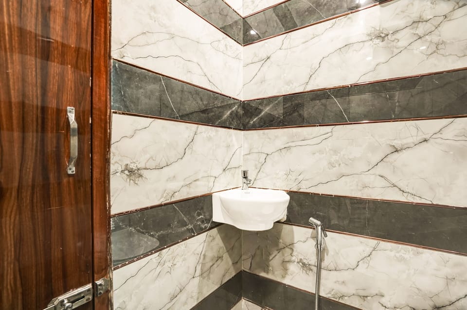 Luxury Double Room | Bathroom | Shower, free toiletries, towels, soap