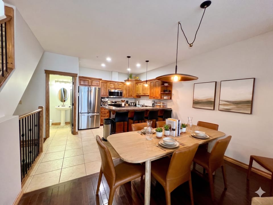 Full kitchen and dining