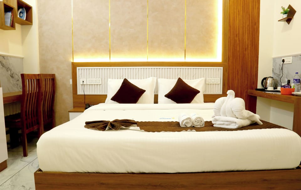 Deluxe Double Room | Desk, laptop workspace, soundproofing, iron/ironing board