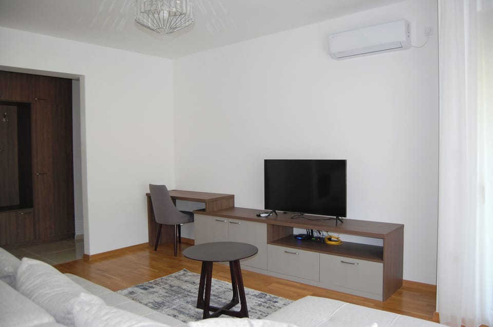 Comfort Apartment, Balcony, Mountain View | Living area | 80-cm flat-screen TV with cable channels, Smart TV