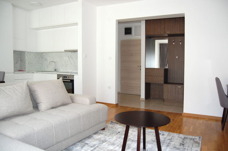 Comfort Apartment, Balcony, Mountain View | Living area | 80-cm flat-screen TV with cable channels, Smart TV