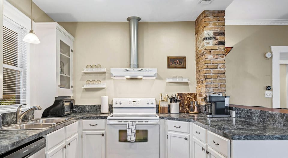 Cutting-edge coffee maker, vintage fridge, modern meals – best trilogy!
