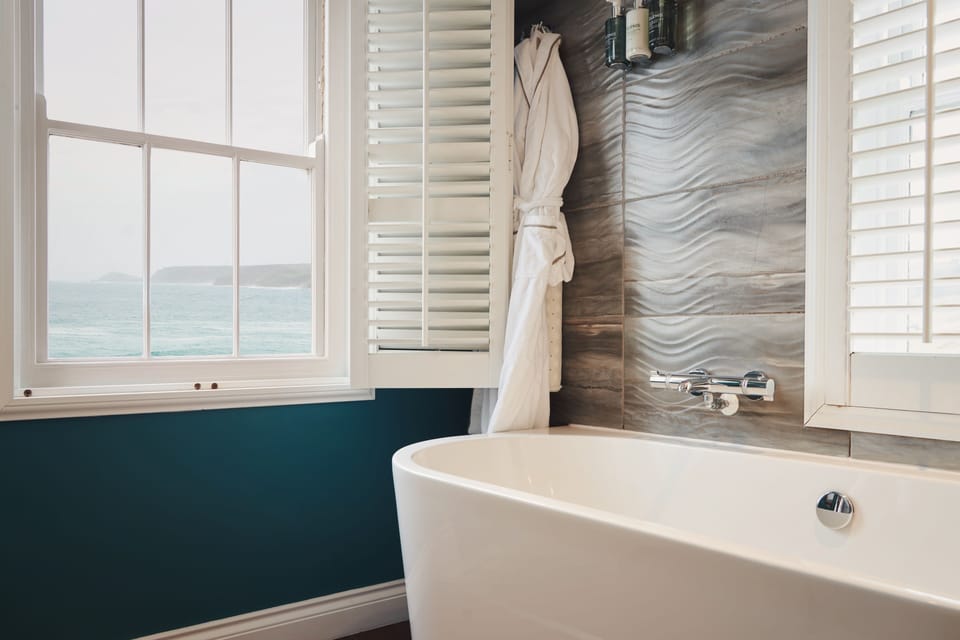 Deluxe Suite | Bathroom | Free toiletries, hair dryer, towels