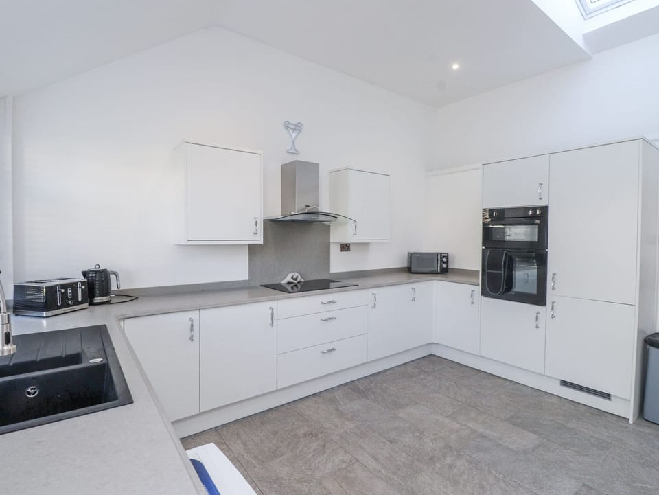 Fridge, microwave, dishwasher, cookware/dishes/utensils