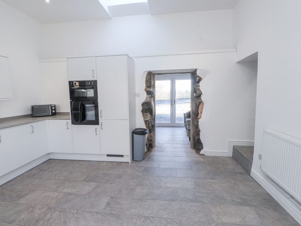 Fridge, microwave, dishwasher, cookware/dishes/utensils