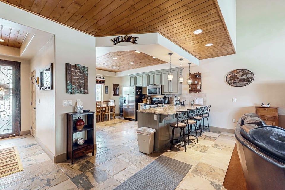 Kitchen | Breakfast Bar | 1st Floor
