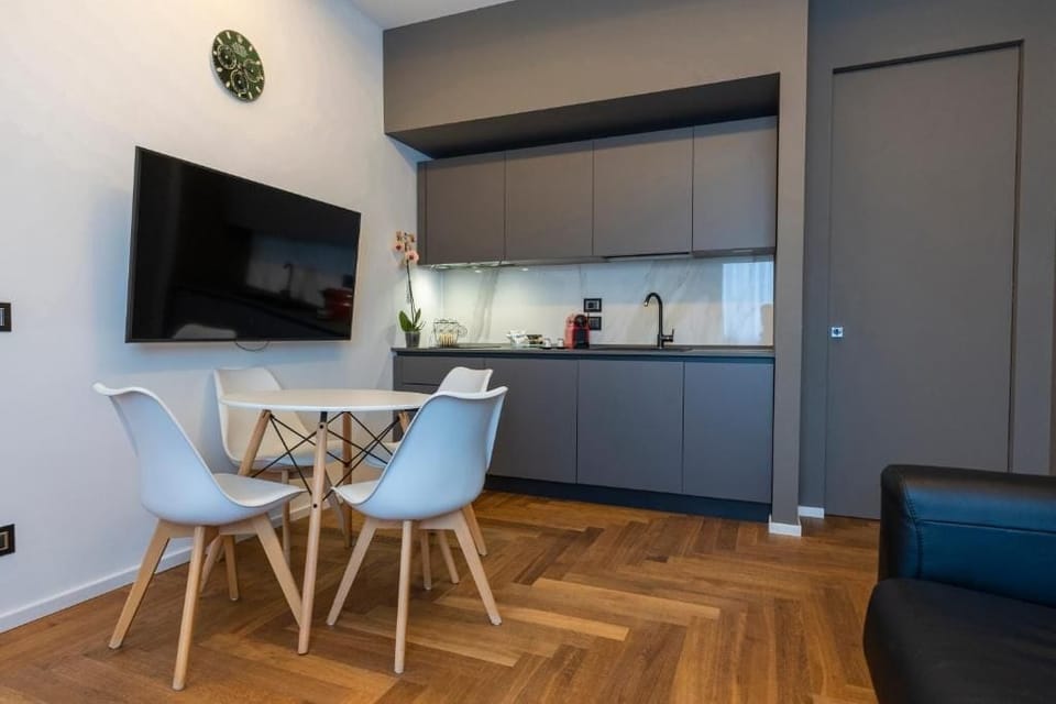 Suite, City View | In-room safe, soundproofing, iron/ironing board, WiFi (free)