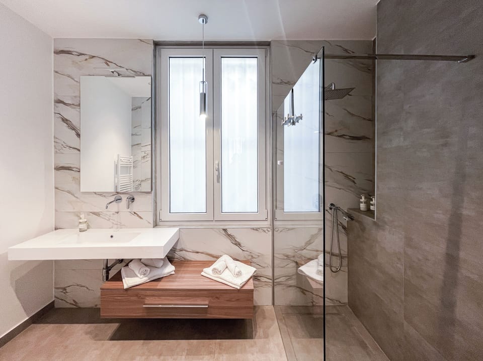 Shower, rainfall showerhead, free toiletries, hair dryer