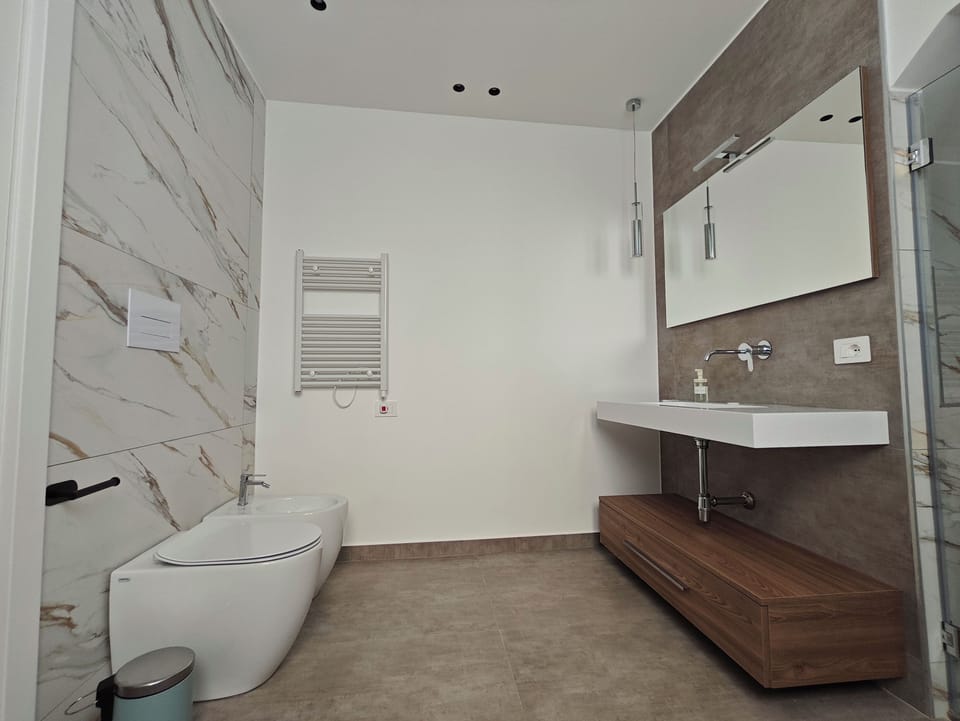 Classic Double Room, 1 King Bed, Balcony | Bathroom | Shower, rainfall showerhead, free toiletries, hair dryer