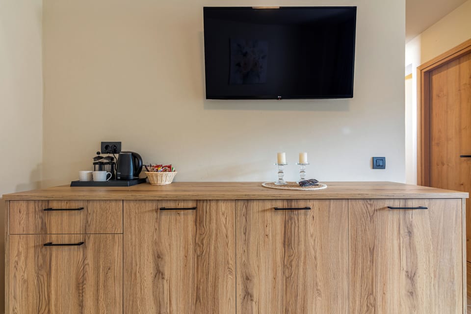 In-room safe, soundproofing, WiFi (free)