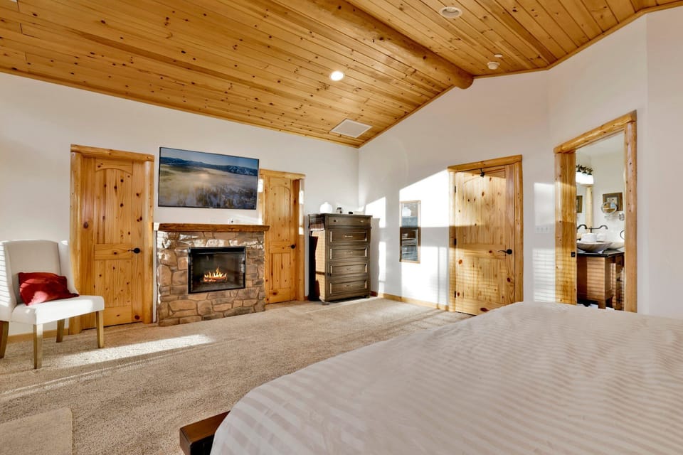 Main bedroom King bed with