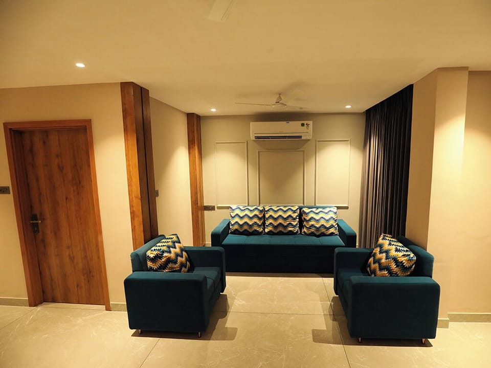 Suite Room | Living area | 30-inch LED TV with cable channels