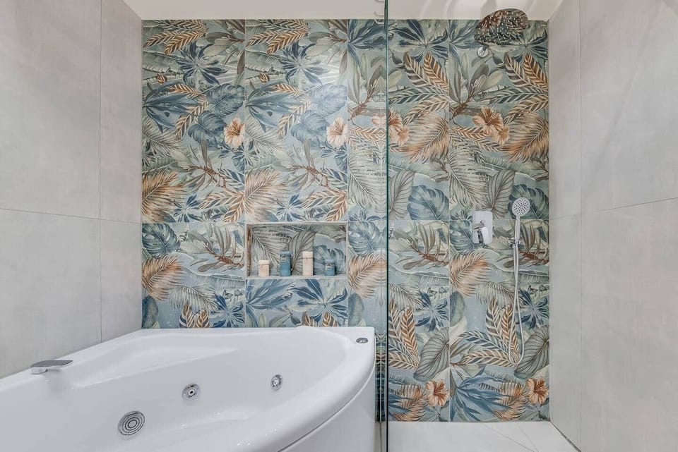 La doccia a vista è un'altra caratteristica unica del nostro monolocale. Fornita di una grande cabina panoramica, è stata progettata con grande cura per fornire un'esperienza di lusso e comfort. 