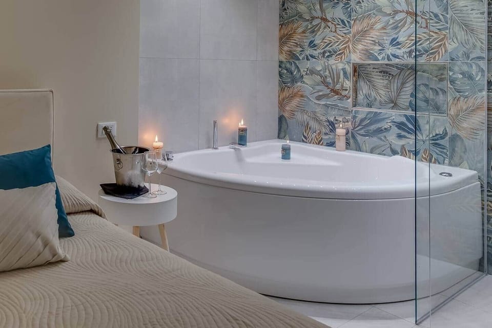 JACUZZI IDROMASSAGGIO

Il monolocale è dotato di una splendida Jacuzzi idromassaggio a vista, che vi offre la possibilità di rilassarvi completamente. 