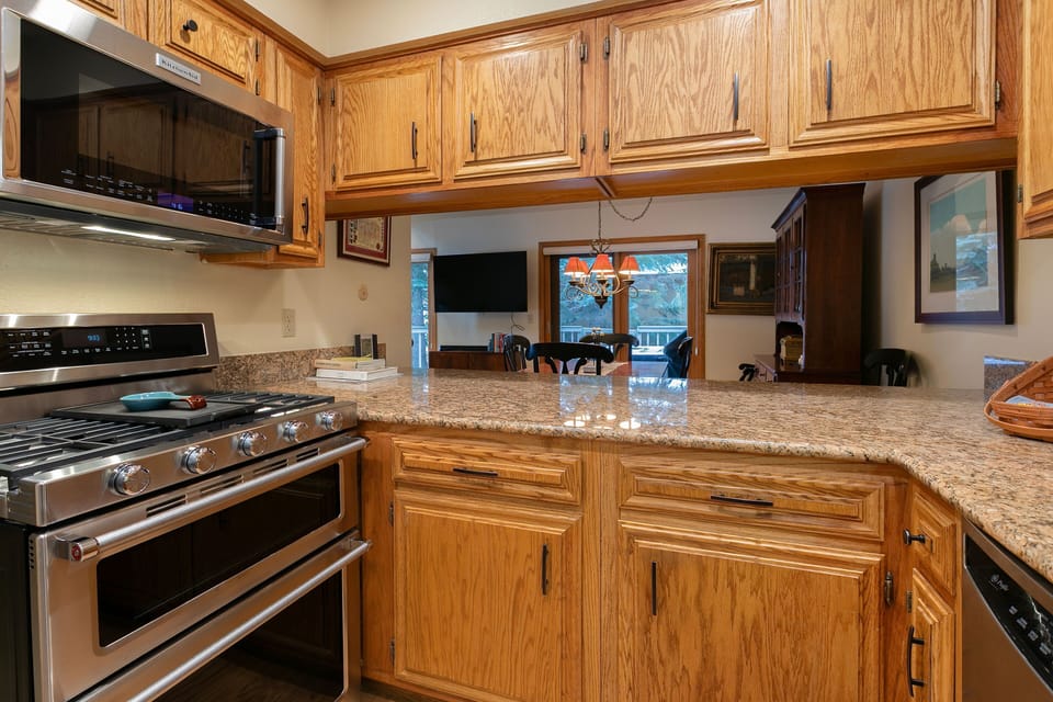 Townhome, 4 Bedrooms | Private kitchen | Fridge, oven, coffee/tea maker, toaster