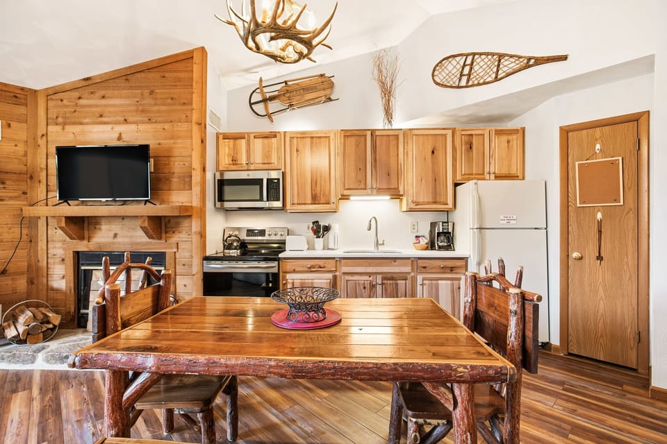 Condo, 1 Bedroom | Private kitchen | Fridge, oven, coffee/tea maker, toaster