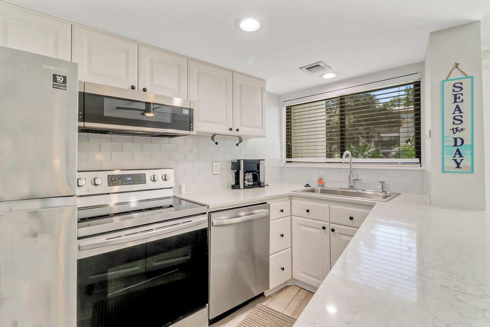 Kitchen - Updated kitchen great for cooking with the family!