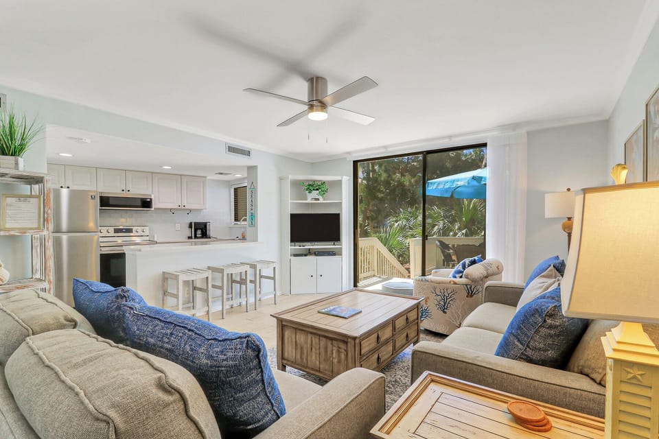 LivingRoom - The open concept living room is great for hanging out!