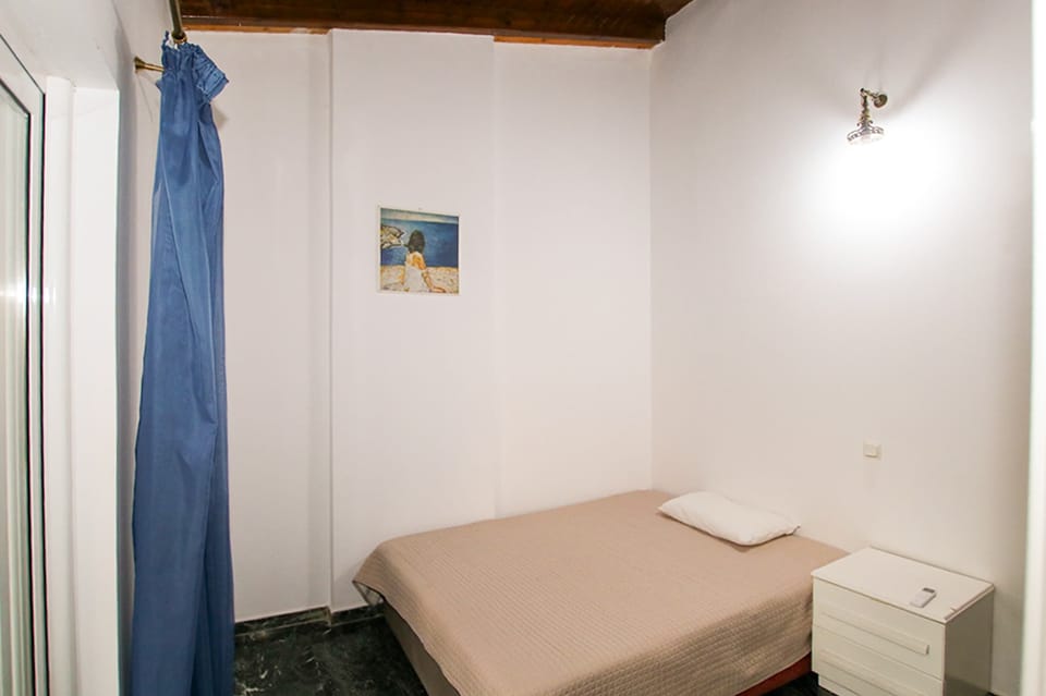 Compact and practical double bedroom offering a quiet, minimal space for rest.