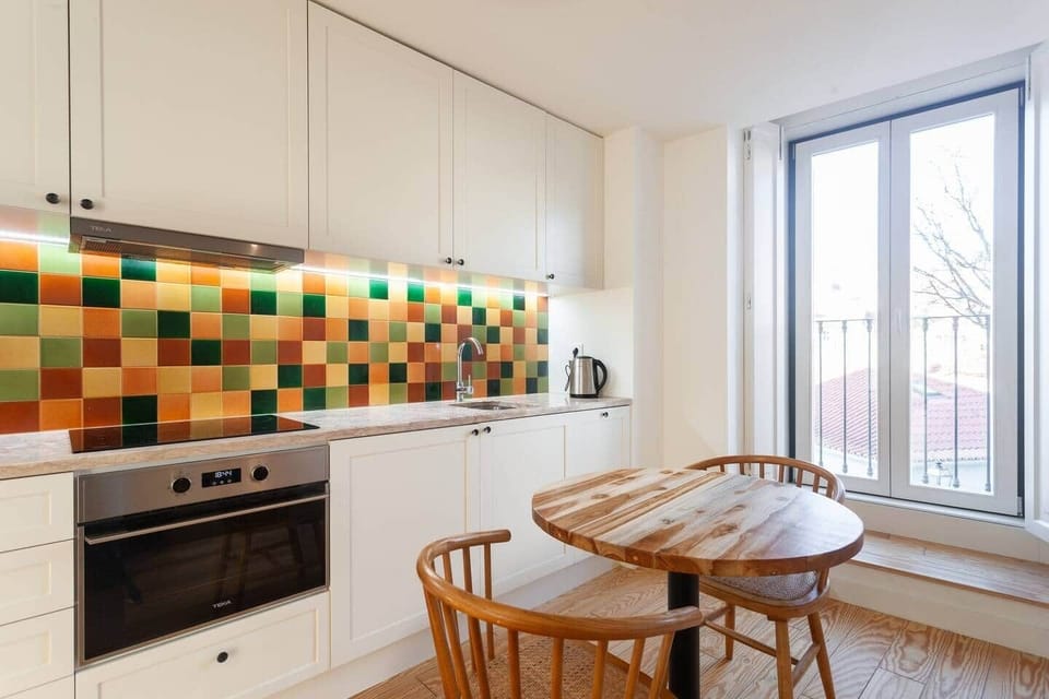 Hand painted tiles from an artisan studio in Azeitão decorate the back wall of the kitchen.