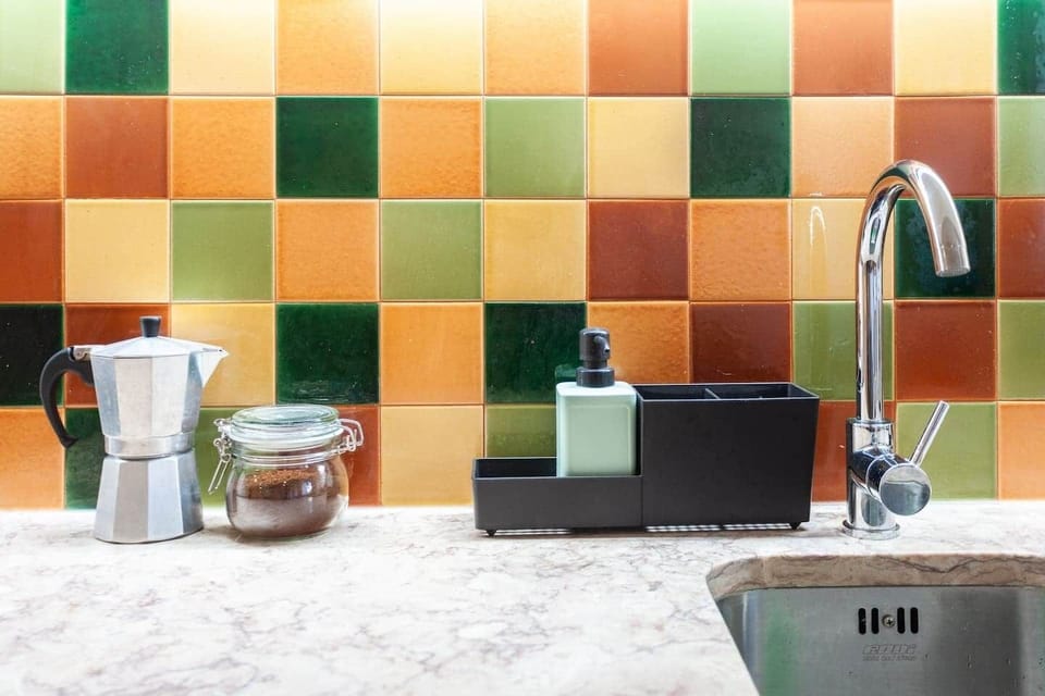 Hand painted tiles from an artisan studio in Azeitão decorate the back wall of the kitchen.