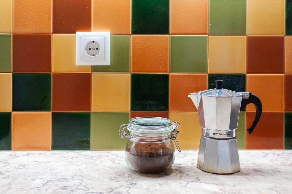 Hand painted tiles from an artisan studio in Azeitão decorate the back wall of the kitchen
