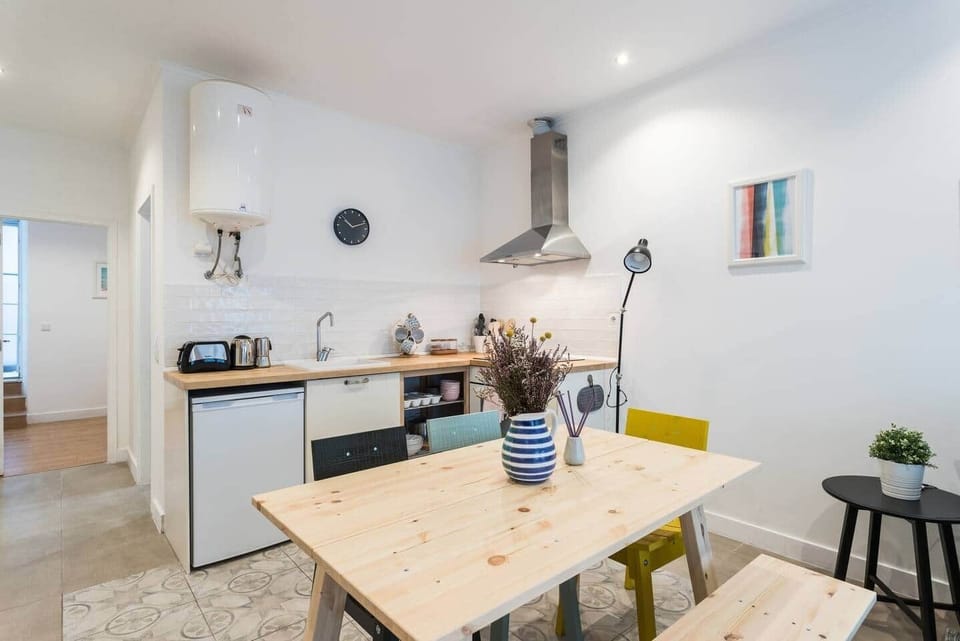 Kitchen area and dinning table. Very bright, spacious and airy; oven, 4 stoves, fridge freezer, coffee, coffee machine, tea, tea pot, kettle, toaster, cutlery, cups, kitchen towels, and cookings utensils and basics like salt, olive oil and pepper.