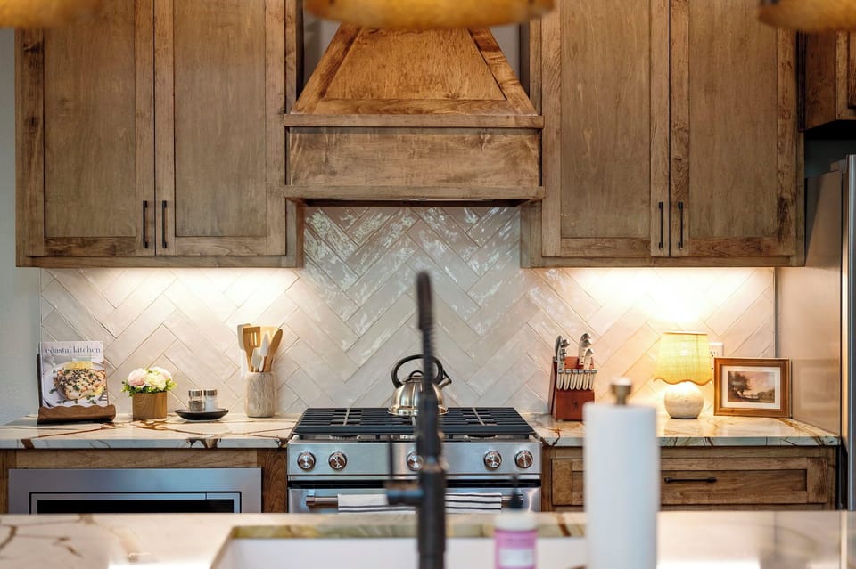 From morning coffee to evening meals, this beautifully crafted kitchen sets the perfect tone. ✨🍽️