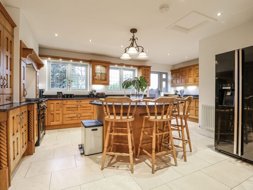 Cottage | Private kitchen | Fridge, dishwasher, toaster, cookware/dishes/utensils
