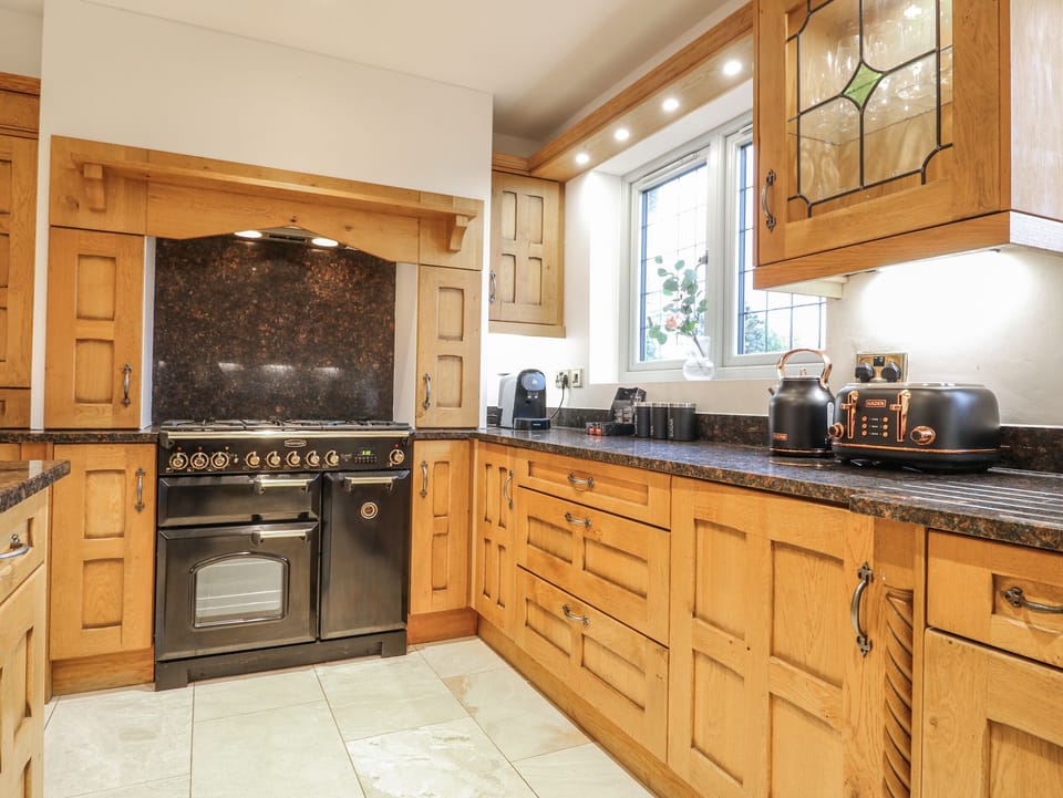 Cottage | Private kitchen | Fridge, dishwasher, toaster, cookware/dishes/utensils