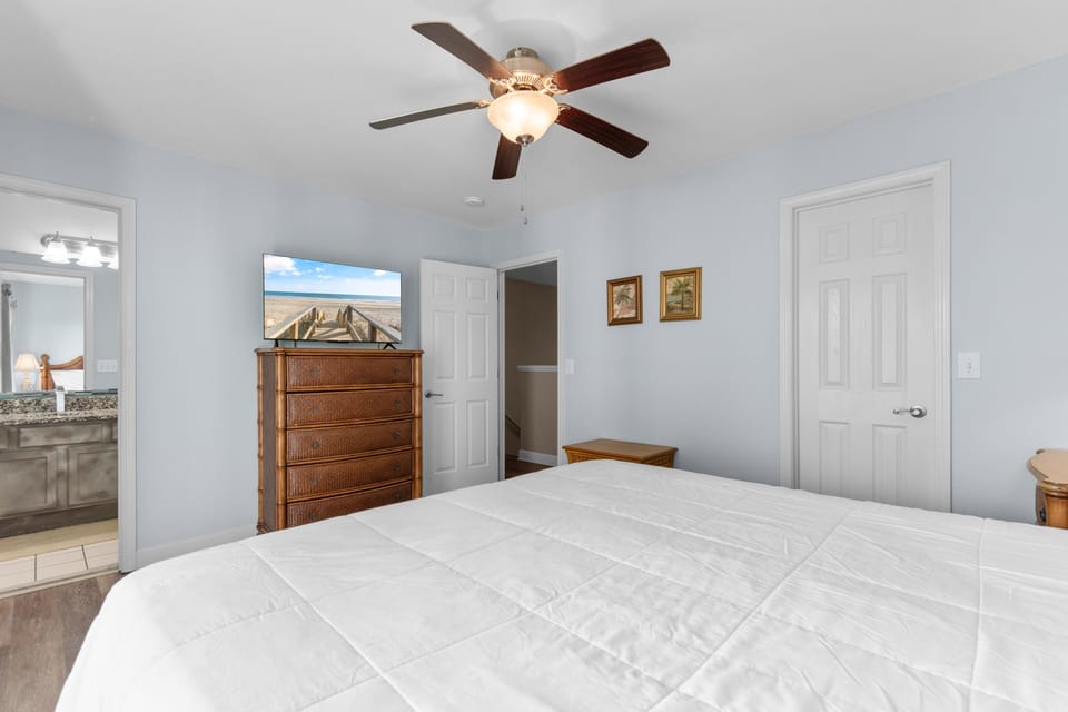 Drift off in your peaceful bedroom with gentle ceiling fan breezes and beach artwork that whisks you to coastal dreams.