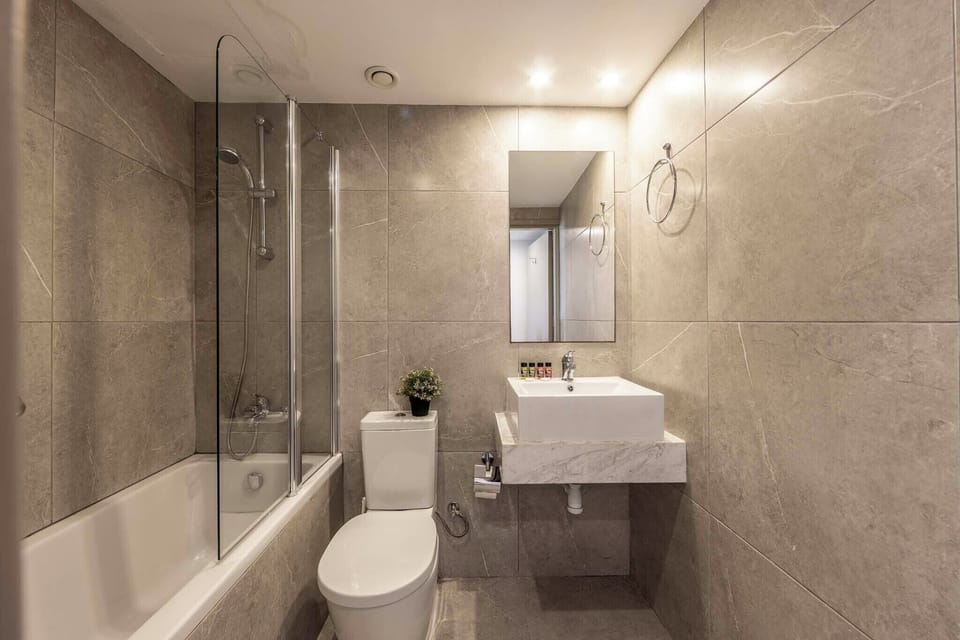 Studio Suite | Bathroom | Hair dryer, towels, soap, shampoo