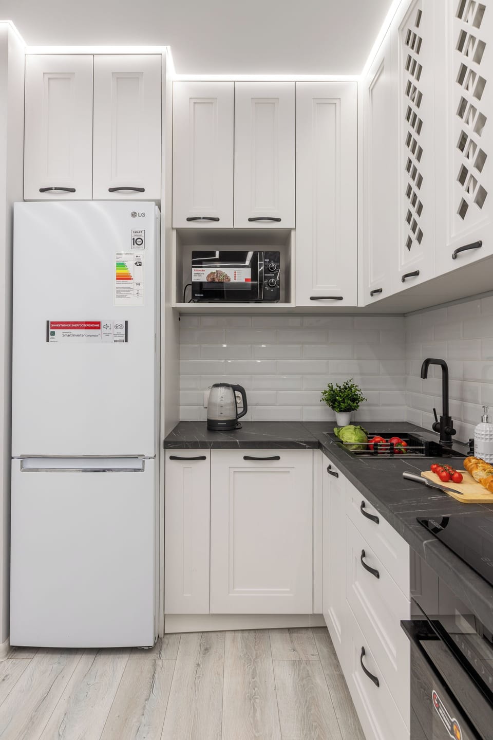 Classic Apartment, City View | Private kitchen | Full-size fridge, microwave, oven, electric kettle