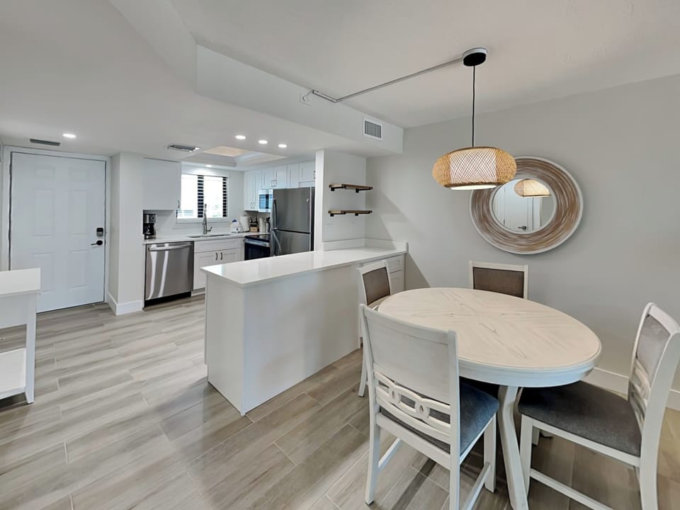 Dining Area - Seating for 4