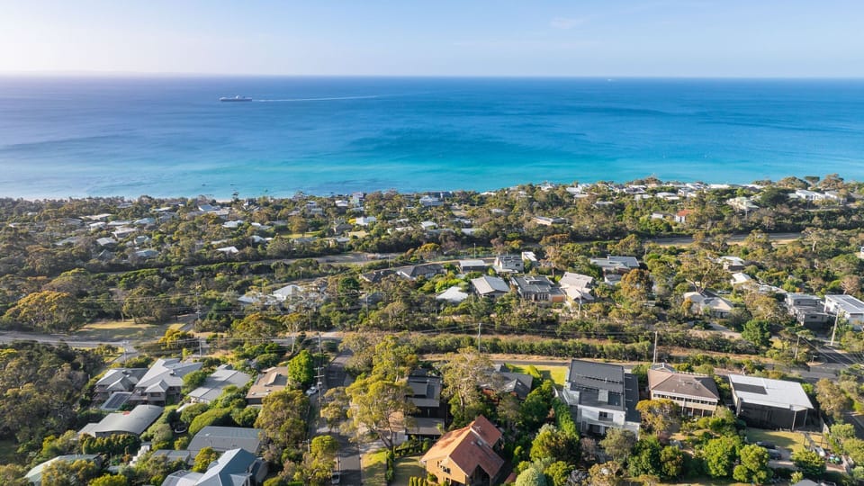 Neighbourhood and sea view 