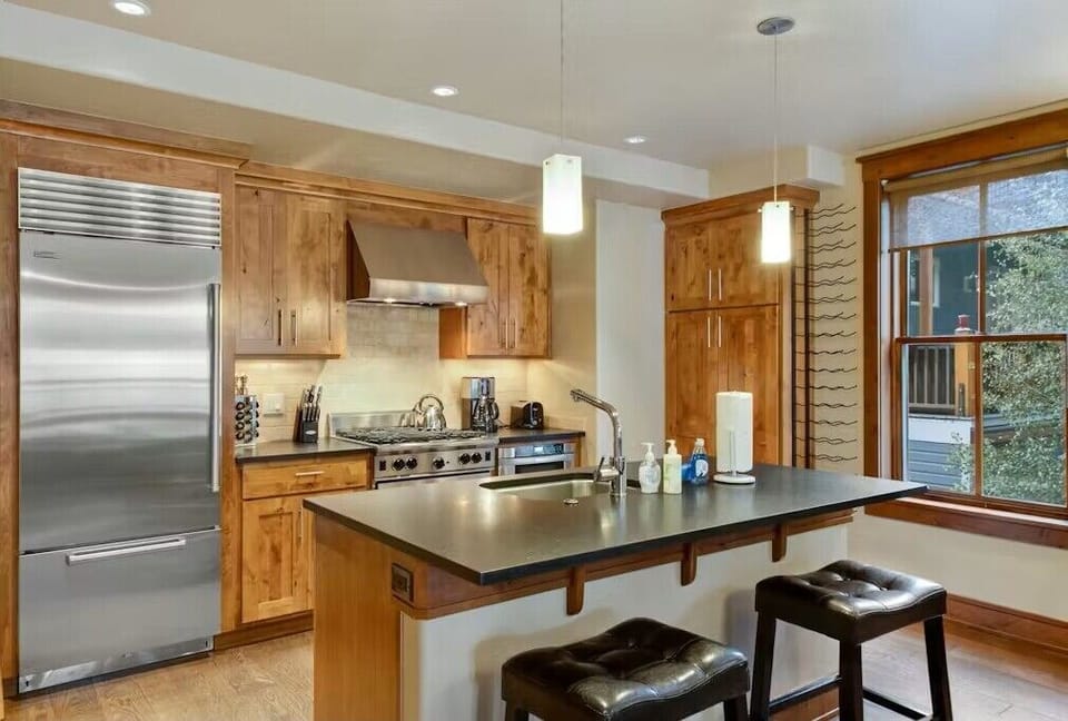 Kitchen - Additional bar seating for two