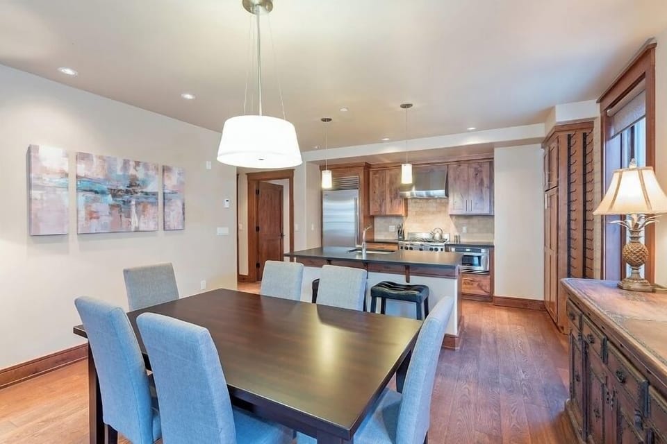 Dining Room - Dining table seating for 6