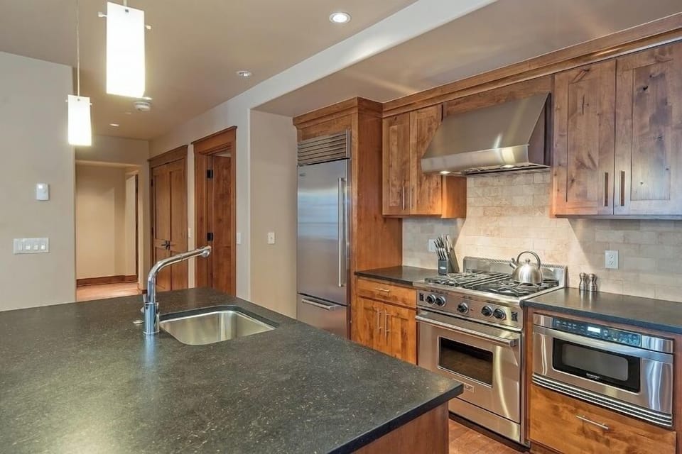 Kitchen - Plenty of counter space for food prep