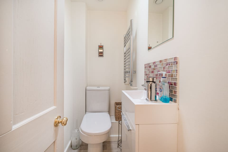 en-suite w/c off bedroom 1