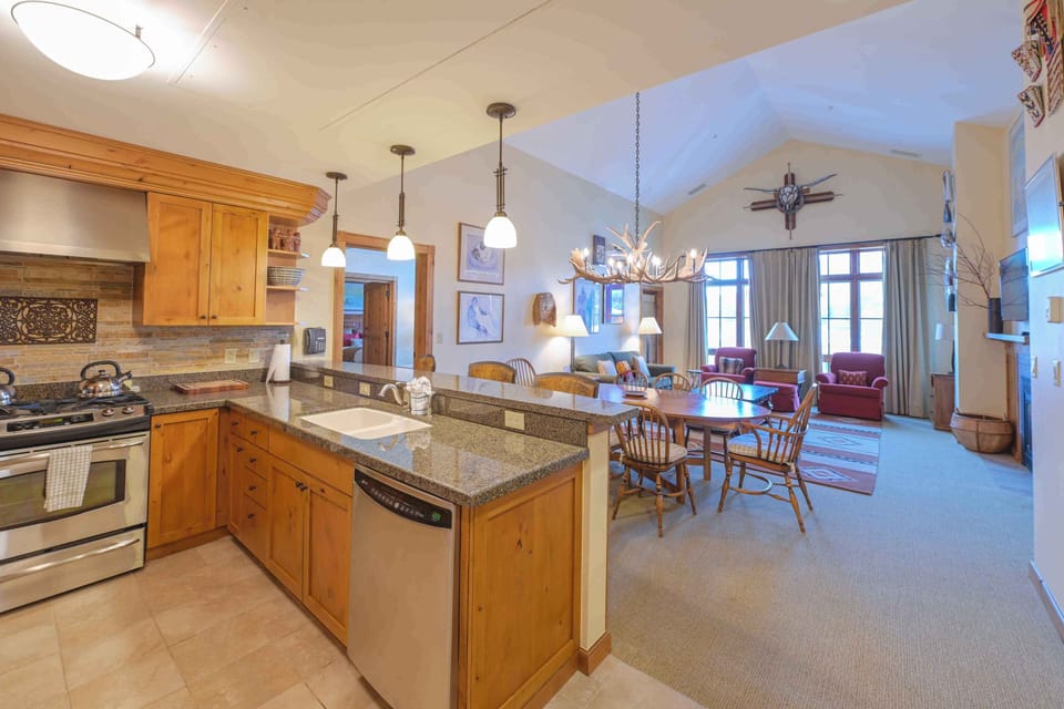 The charming interior is adorned with mountain-inspired décor, creating a warm and cozy atmosphere for dining and relaxation.