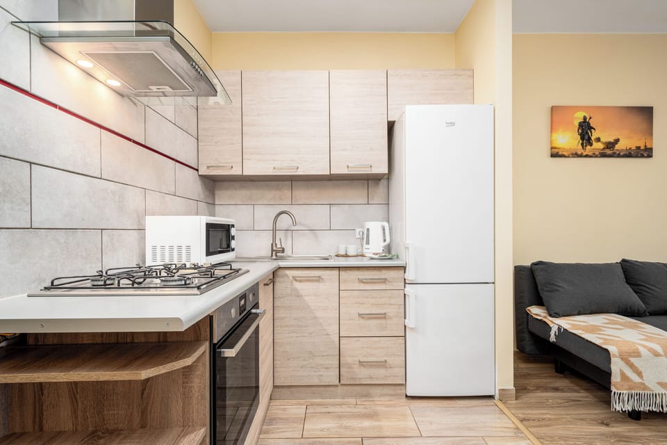 Apartament (109) | Private kitchen | Fridge, stovetop, electric kettle, cookware/dishes/utensils