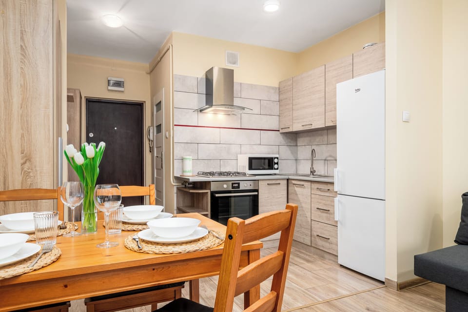 Apartament (109) | Private kitchen | Fridge, stovetop, electric kettle, cookware/dishes/utensils