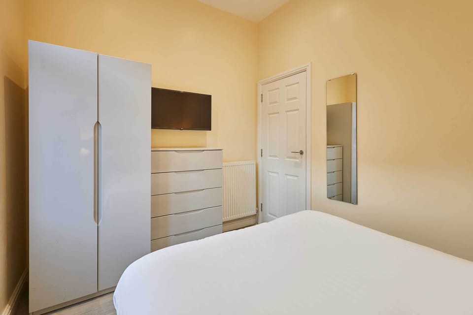 Ross's View, Ground Floor, Apartment 2, Whitby - Host & Stay