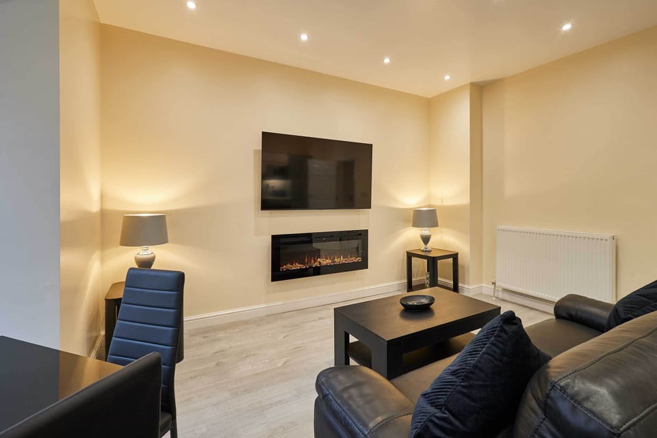 Ross's View, First Floor, Apartment 3, Whitby - Host & Stay